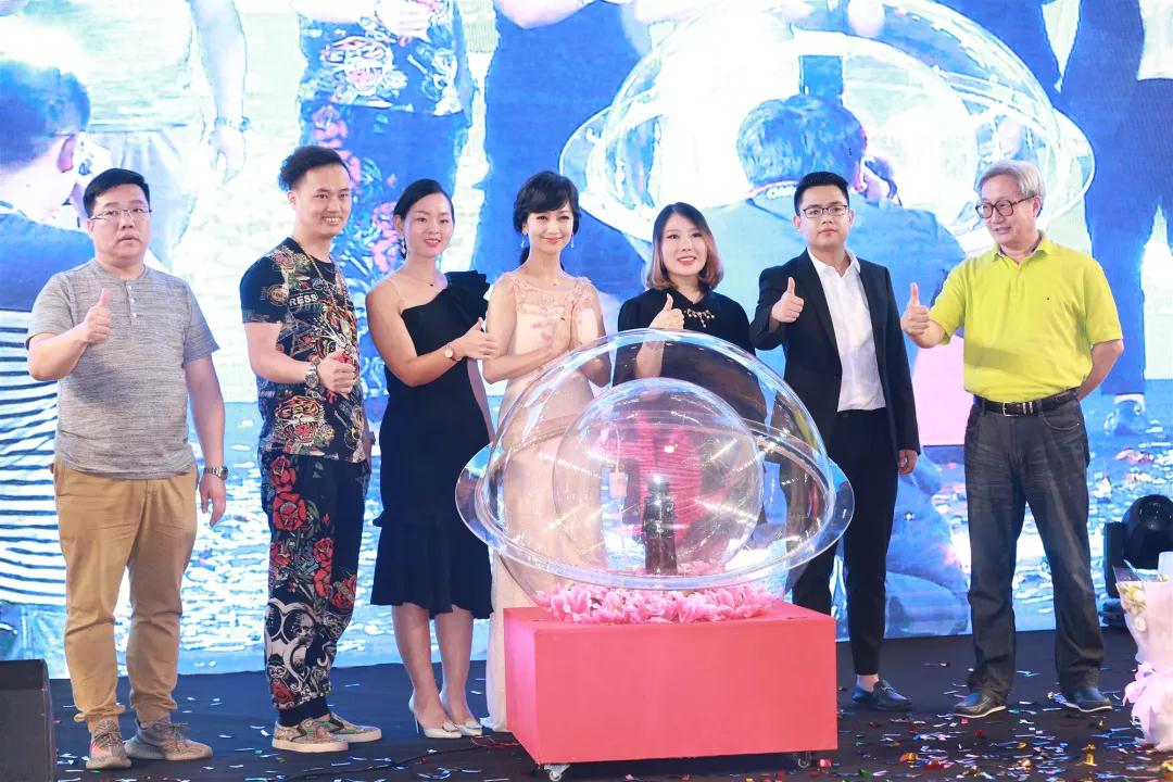 2017年06月15日，易灸灸新品发布会在上海举行，并正式签约赵雅芝女士为品牌代言人.jpg