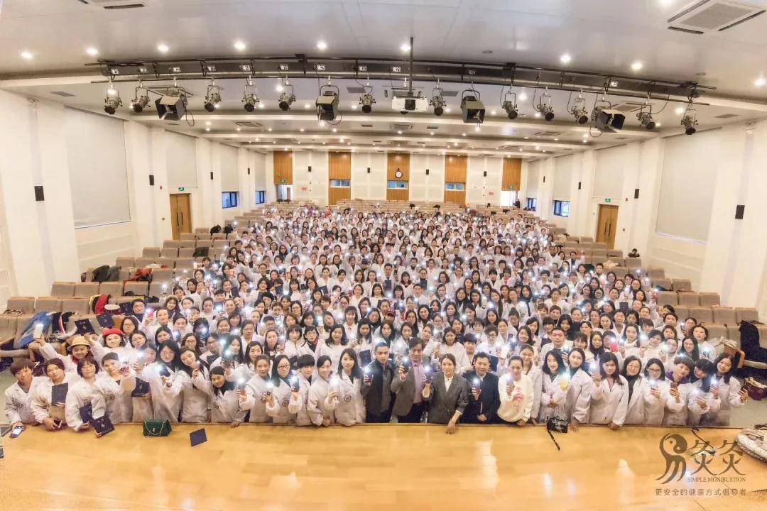 2018年10月，联合中国中医科学院共同举办“走进人民大学”500人活动.jpg